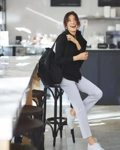 在日常私服里,休闲风格的白裤子搭配白色的运动鞋再合适不过了,依然是