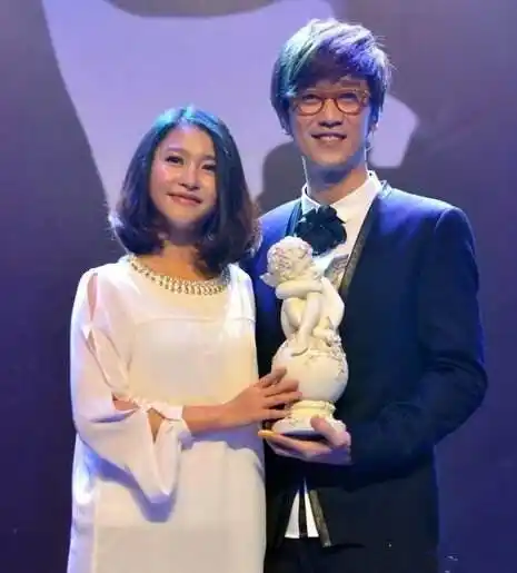 唱红《黄昏》的周传雄,现在苍老憔悴,与隐婚13年的妻子恩爱有加_同志