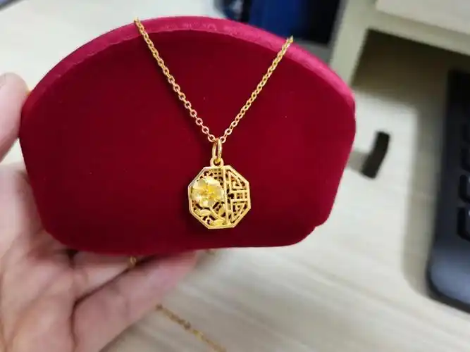 周大福窗花樱花牌吊坠