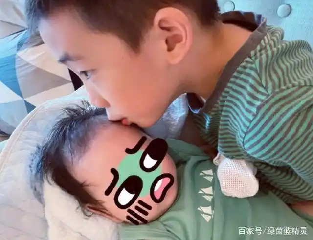 jasper抱着弟弟出镜,画面温馨小甜椒长大了,感受到了二胎的美好