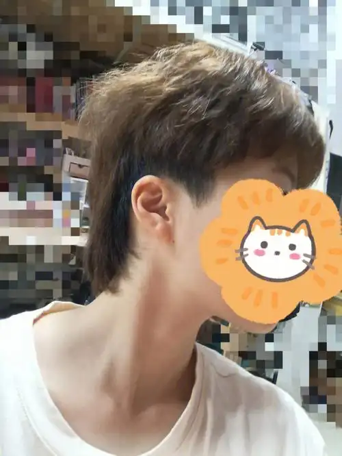 后面一定要理出层次,不然就像是厚厚的海苔一样贴在后脑勺,又热又丑!