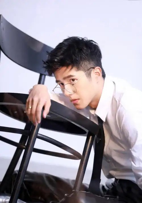 刘昊然代言vivo新机出街 颜值与实力并存__凤凰网