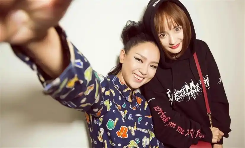 周笔畅和杨幂的关系过于亲密引热议 杨幂和周笔畅被曝是拉拉真假