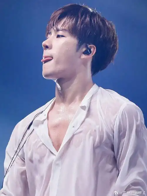 王嘉尔开会开到长出胡子