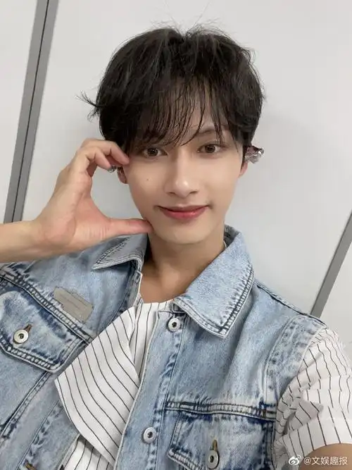 文俊辉校服金丝眼镜##文俊辉金丝眼镜自拍