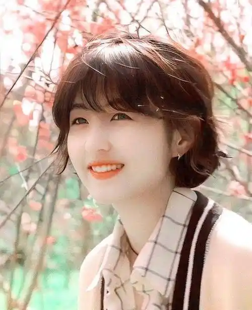 即便00花普遍稚嫩青涩,但张子枫仍堪称其中的一股清流.