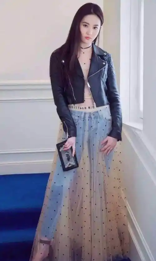 刘亦菲分手了,但身材和衣品仍然好的无可挑剔,网友:依然爱你!