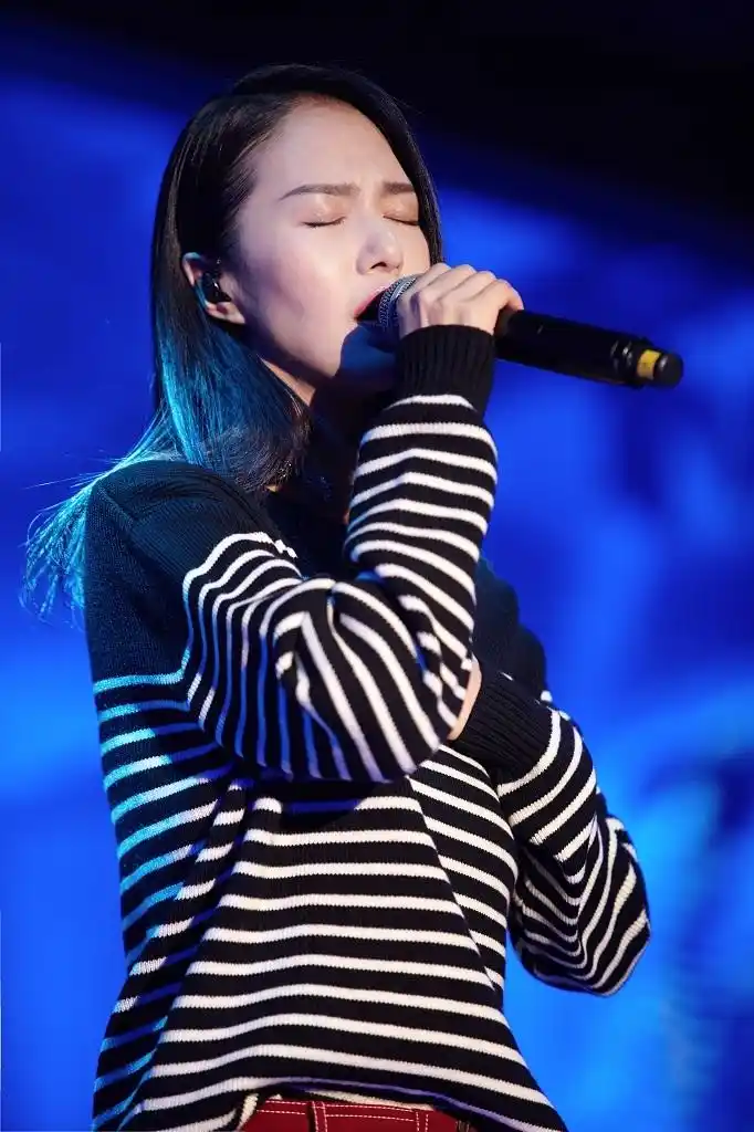 组图:谭维维演出之余手抄心经 跑步练字净心_高清图集_新浪网