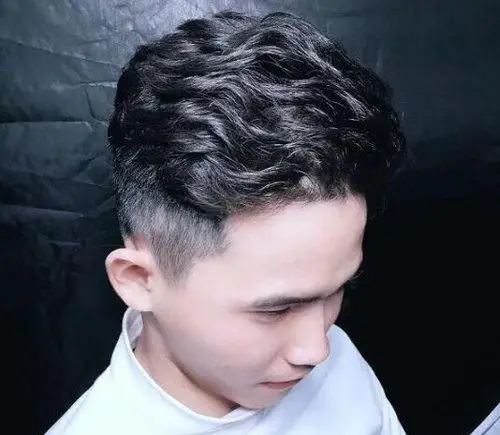 天气热了头发多男生两边剃掉才清爽 男生剃两边短发烫发发型hin潮