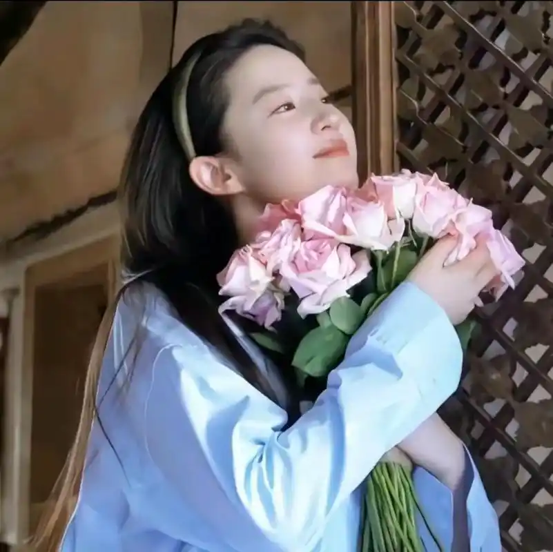 刘亦菲手捧鲜花头像#网友说用刘亦菲头像会带来好运 #刘亦菲捧 - 抖音