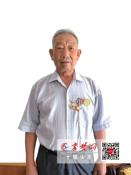 面容坚毅,站姿挺拔,70岁的李贺群退伍几十年,仍然保持了军人的风采.