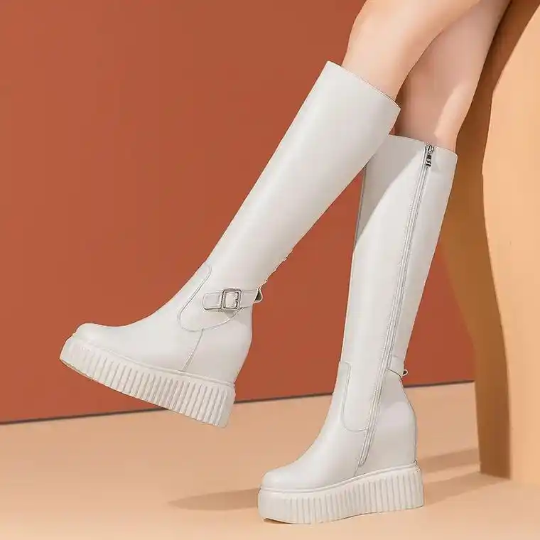 这双白色高筒靴真的太好看啦!穿上它,瞬间变得气质百搭,还能显 - 抖音