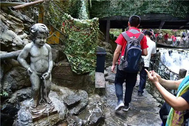 广东景区尿尿男童的小鸡鸡被游客掰掉头工作人员称只能换新雕塑