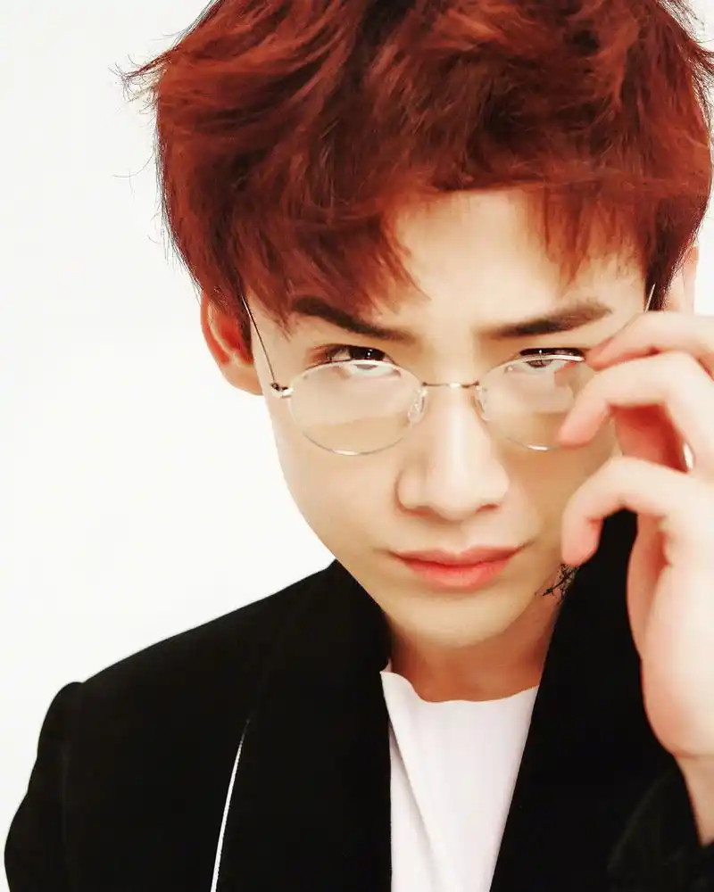 戴眼镜苏爆了的男明星,蔡徐坤王源白敬亭等上榜 他竟然是校草!