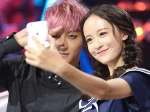 黄子韬宣布恋情,晒出女友照片,自称只有这个女人才配得上他!