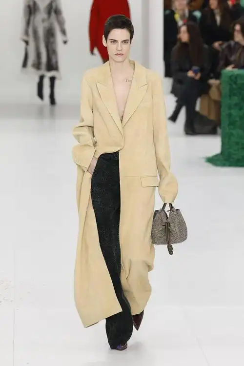 巴黎时装周——罗意威品牌时装秀|罗意威|秋冬|巴黎时装周_新浪新闻