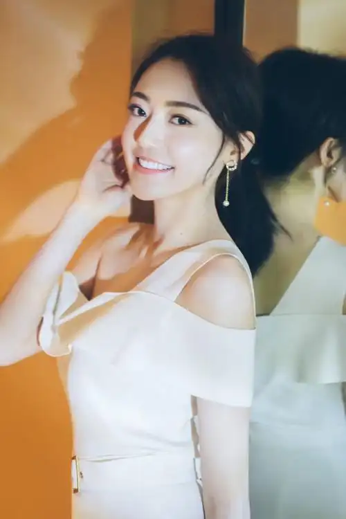 黄梦莹 @黄梦莹maggie 一袭白色单肩礼服裙优雅亮相在北京举办的"柯蓝