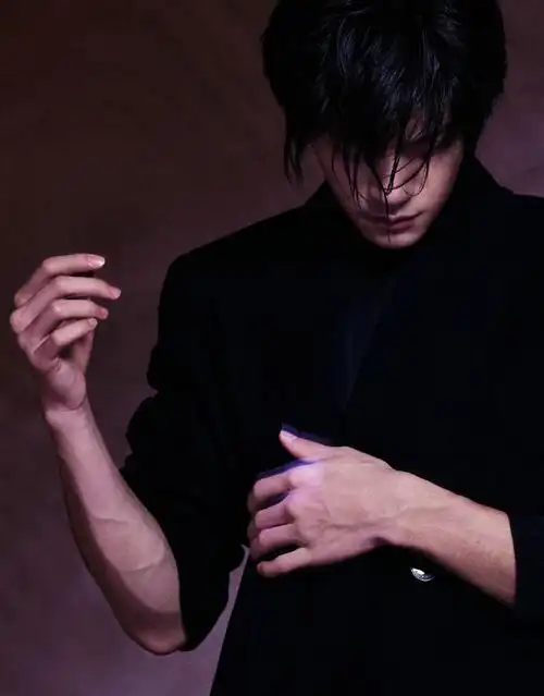 #易烊千玺elle3月刊封面##易烊千玺elle世界尽头大片#