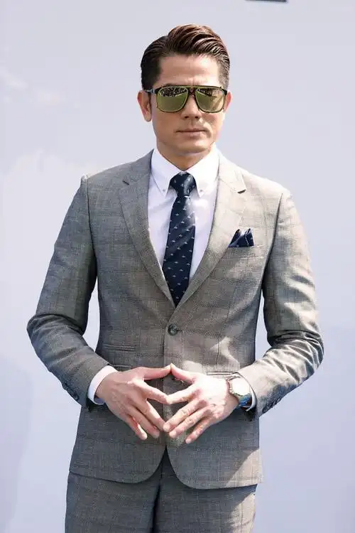 郭富城颜值依旧宝刀未老!一身帅气深灰色格子西装现身马术赛__凤凰网