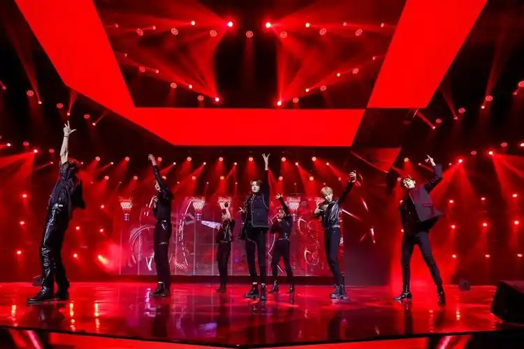 舞台线上互动直播间的跨次元玩法充分激发粉丝积极应援的热情,青春