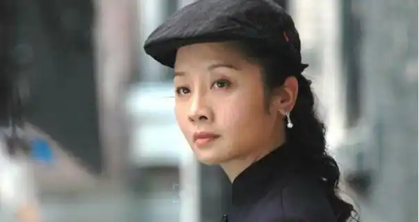 她为丈夫退圈,却遭抛弃与儿子相依为命,如今丈夫再娶影后