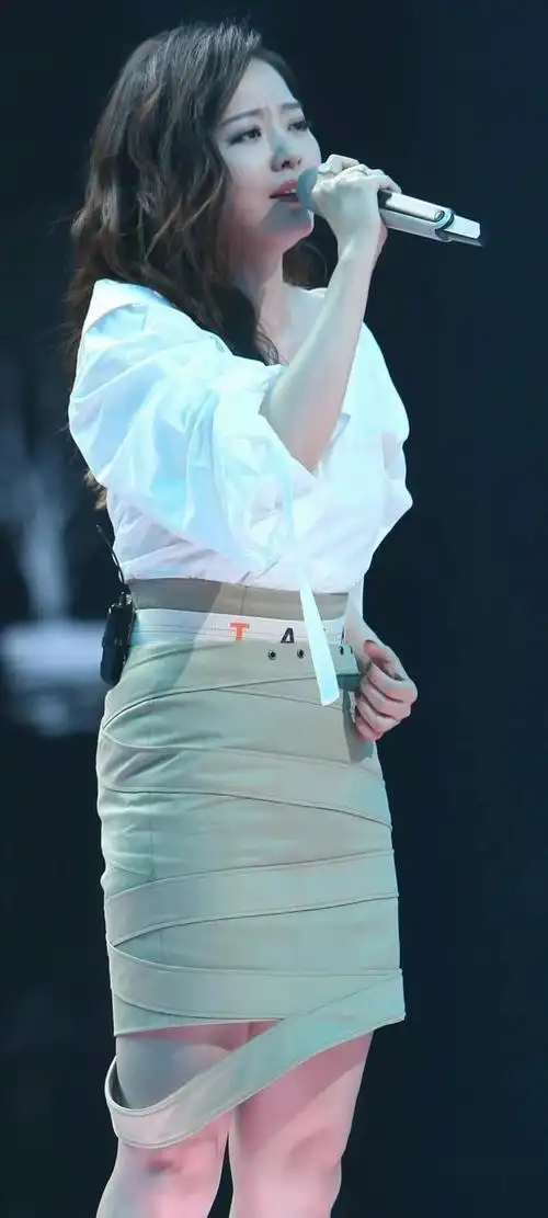 张靓颖气质短裙美丽迷人