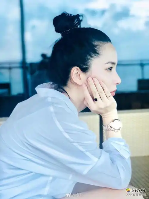 26日晚,靳东老婆李佳分享近照,她身穿白色衬衫,扎着丸子头,化着精致的