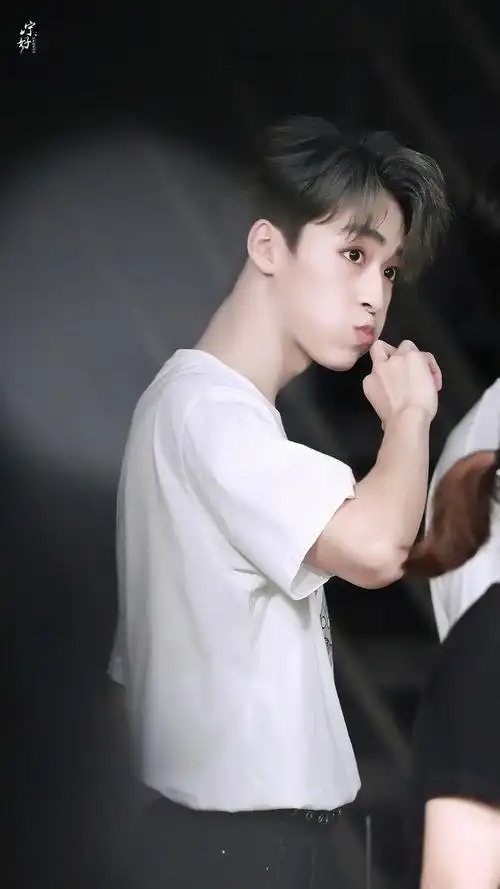 何洛洛嘟嘟嘴合集男孩子噘嘴就是要你亲他