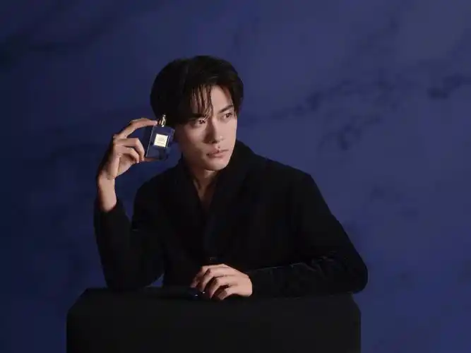 阿玛尼易烊千玺的香氛梦境环游系列