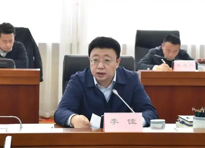 这是李佳在汇报会上作讲话.记者 旦增西旦 摄.