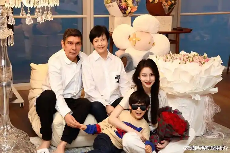 原创杨颖妇女节晒与儿子合照7岁小海绵长高不少母子同框超有爱