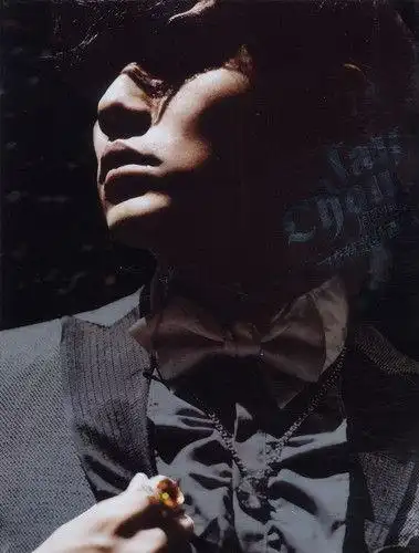 06年的周杰伦主打歌剧风,造型复古大气.