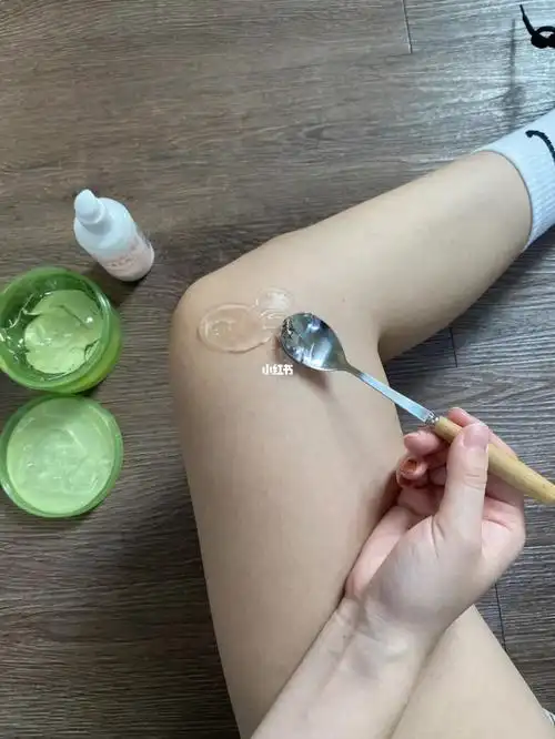 需要到芦荟胶 维e乳 精华油先取一小勺的芦荟胶涂到腿上有纹路的地方