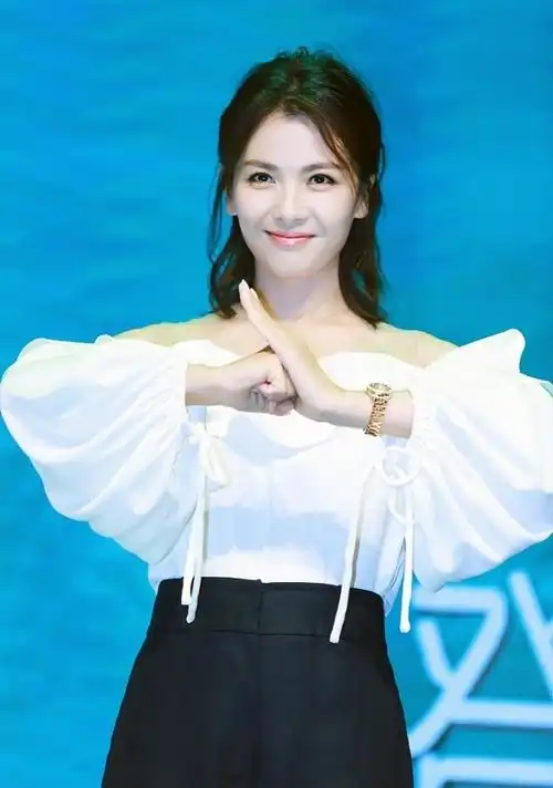 刘涛泡泡袖白衣遮上围小秀香肩 甜笑露酒窝仙气十足