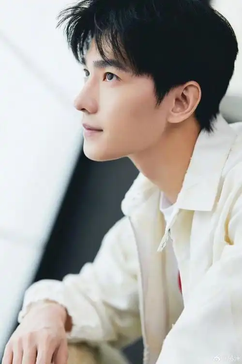 杨洋校服照杨洋新剧穿校服梦回许弋真的是太帅了吧爱了爱了