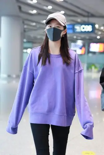 关晓彤穿紫色卫衣配黑色长裤现身 打扮时尚清新星范十足