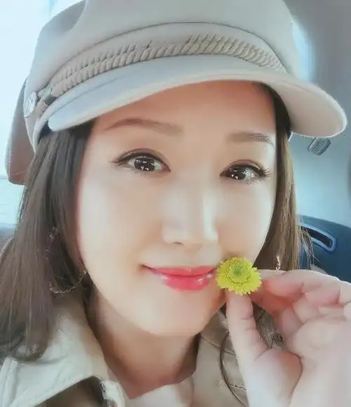 近日,52岁的杨钰莹现身商演.在这场演出中,她小腹隆起被怀疑怀孕.