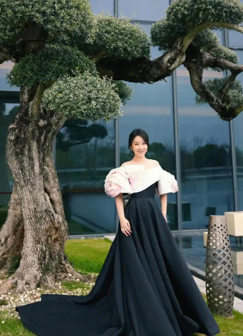 闫妮一身黑白双拼连衣裙,优雅大气,美丽时尚