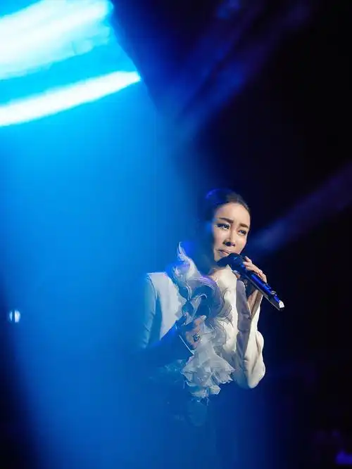 p>那英,1967年11月27日出生于辽宁省沈阳市沈河区,华语流行乐女歌手