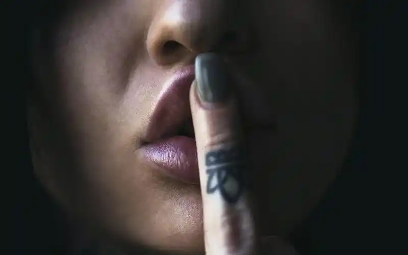 壁纸 女孩,嘴唇,手指