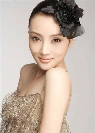 李小璐现身接甜馨,为何全程一直玩手机?_视频_女儿_网友