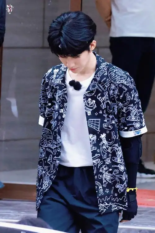 张真源卡通涂鸦衬衫发带造型