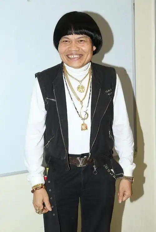 "丑星"八两金曝近况,戴金链金表打扮贵气,儿子皮肤白嫩颜值高