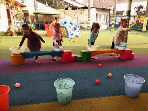 体育游戏《投球》增强宝宝的手臂力量,提高宝宝身体协调和手眼协调性