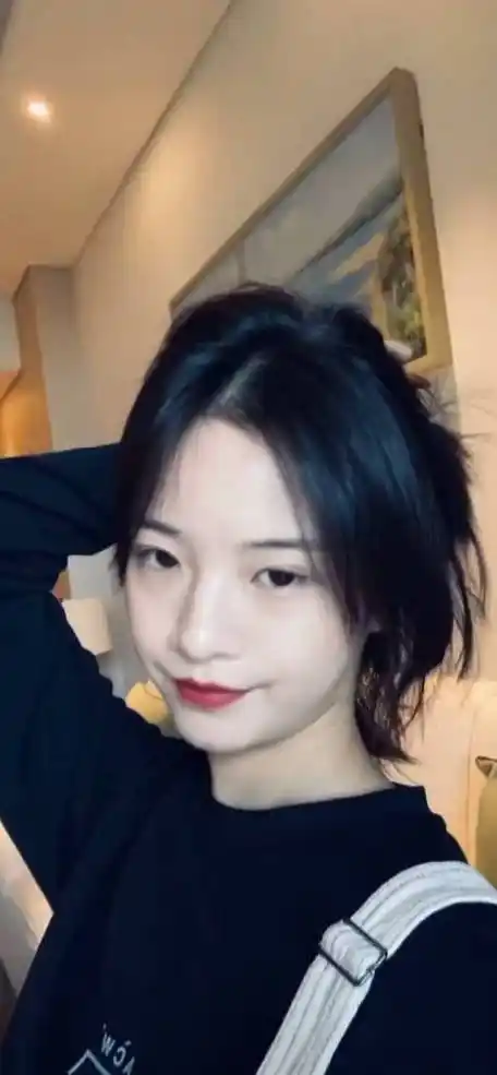 李庚希与好友聚会抽烟