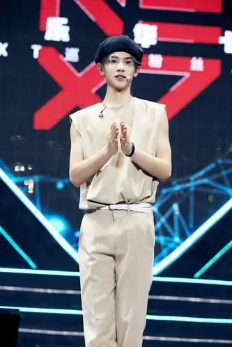 黄明昊,2002年2月19日出生于浙江温州,中国内地男歌手.