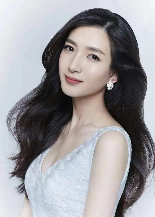 胡歌90后妻子罕见素颜现身,网友:长得太普通!可惜了薛佳凝