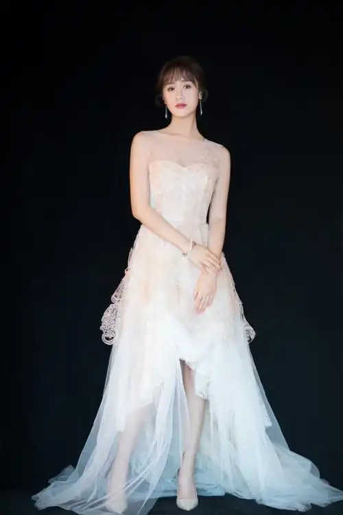 袁冰妍穿拼接上衣戴渔夫帽娇嫩十足