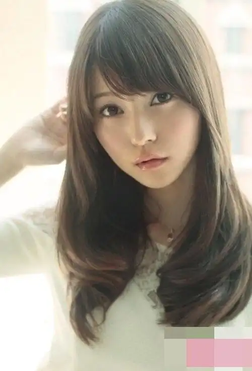 圆脸女中长发适合什么发型 新时代卷烫出的迷人造型