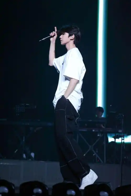 王源有多爱穿白t